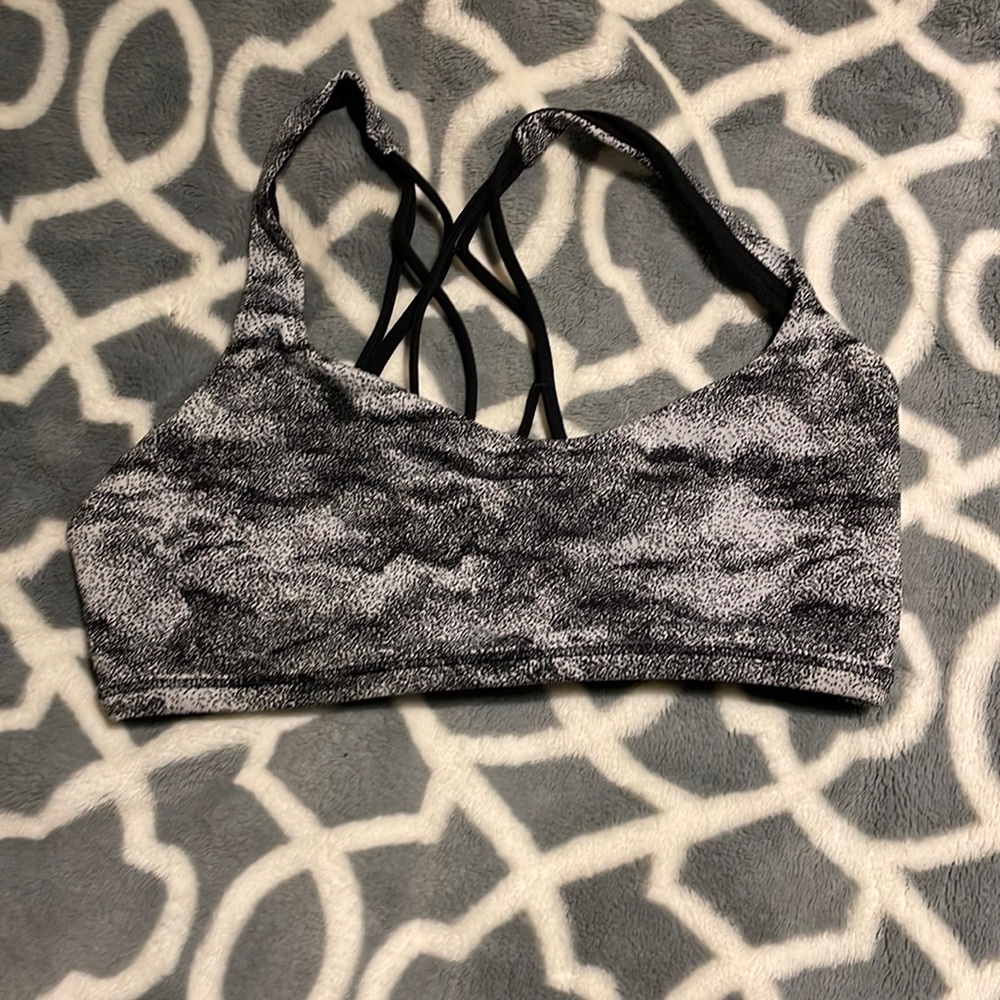 Lululemon free to be b&w size 4 sports bra